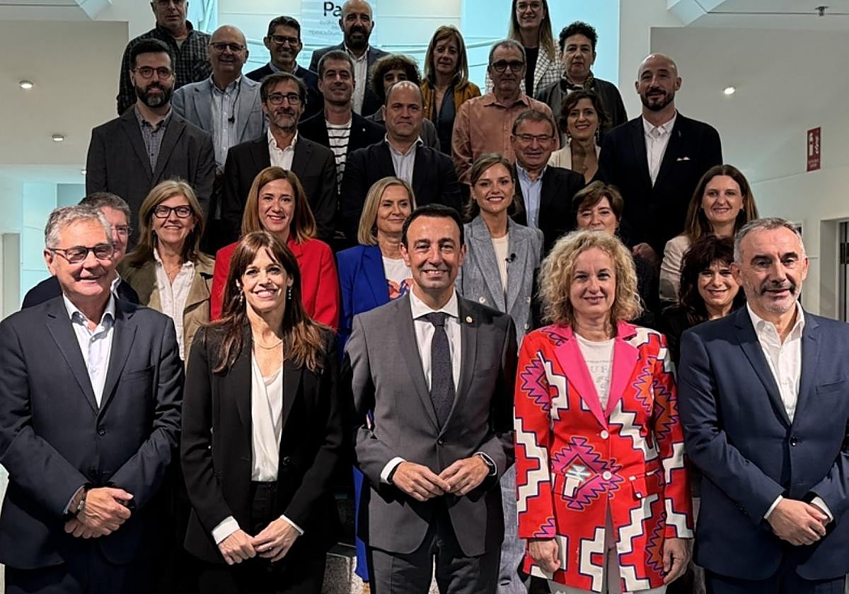 Autoridades del Gobierno Vasco y de los ayuntamientos, en Gasteiz.