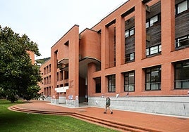 Fachada principal de la Facultad de Magisterio en Donostia.