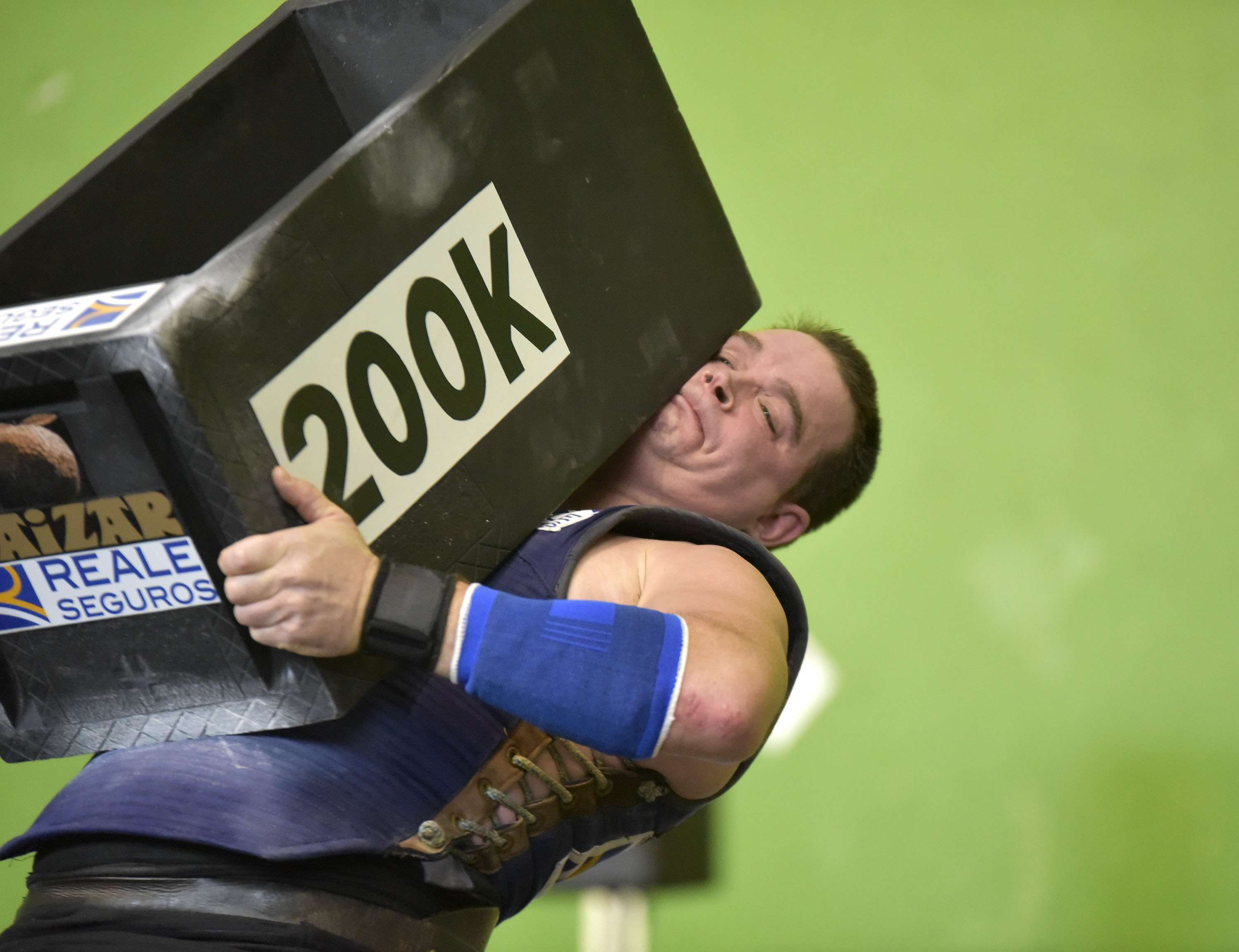 Inaxio Perurena, con la piedra de 200 kilos.