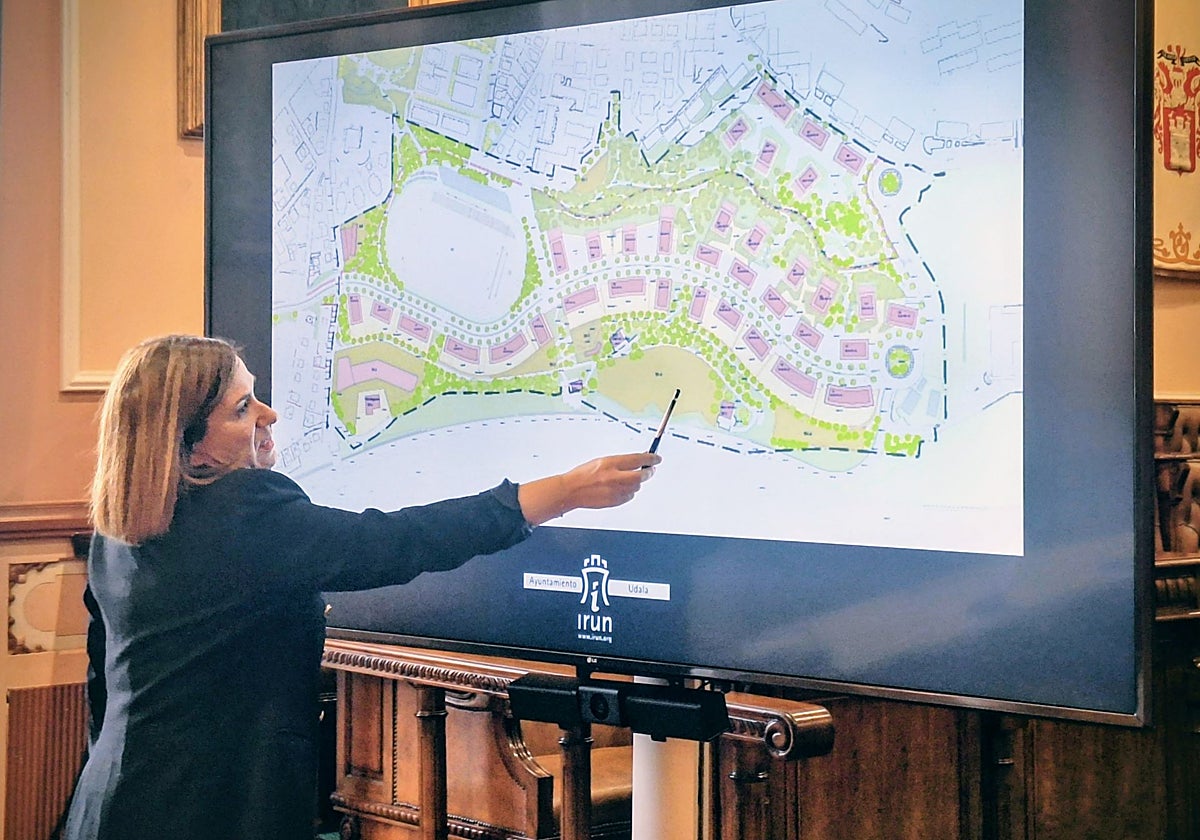 La alcaldesa Cristina Laborda describe el proyecto de Txenperenea sobre el plano.