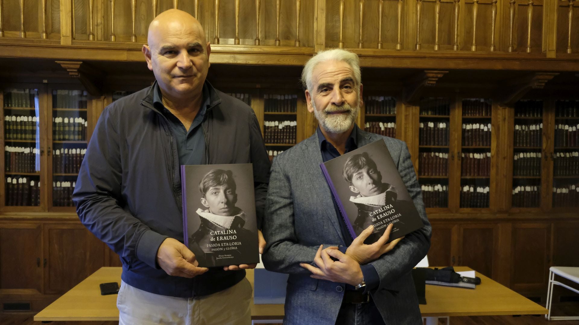 El fotógrafo y editor Joseba Urretabizkaia, y el escritor Álvaro Bermejo, con el libro.