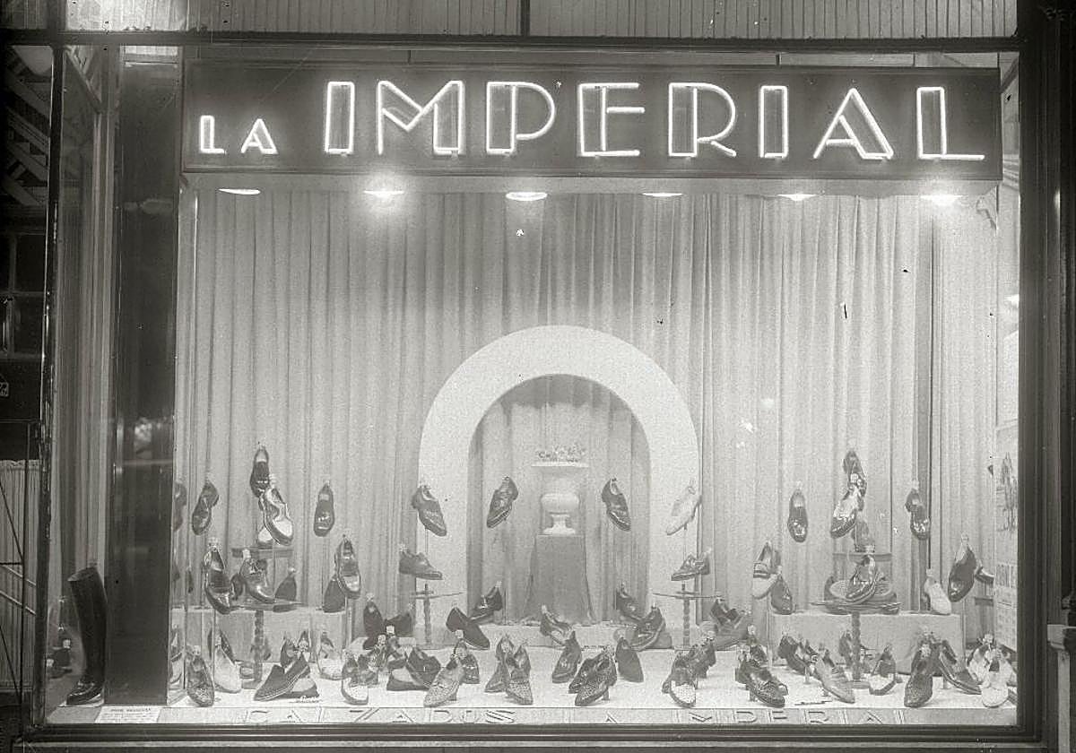 Escaparate de Calzados La Imperial, en la Avenida.