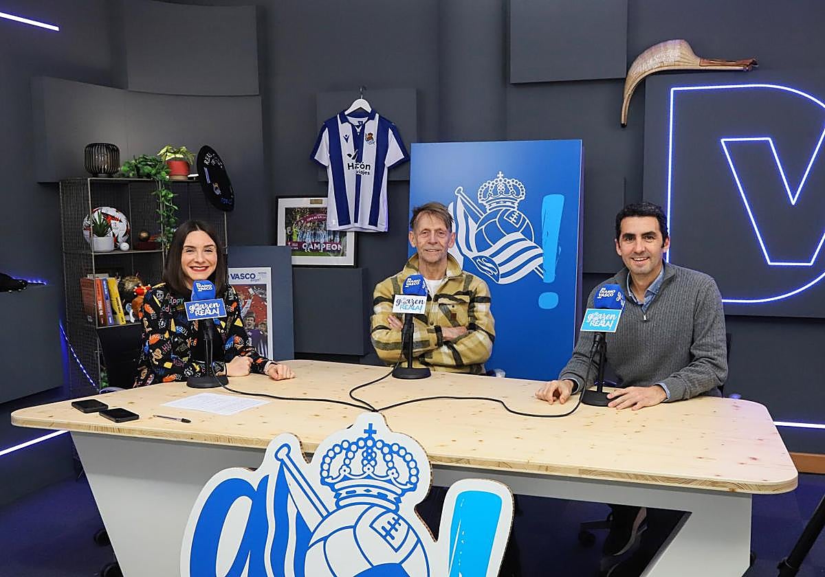 Santi Idígoras, entre Maite Jiménez y Álvaro Vicente, en su anterior visita al plató de Goazen Reala!