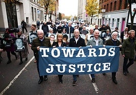 Familiares y defensores de las víctimas han protestado antes de cada día del juicio en Belfast.