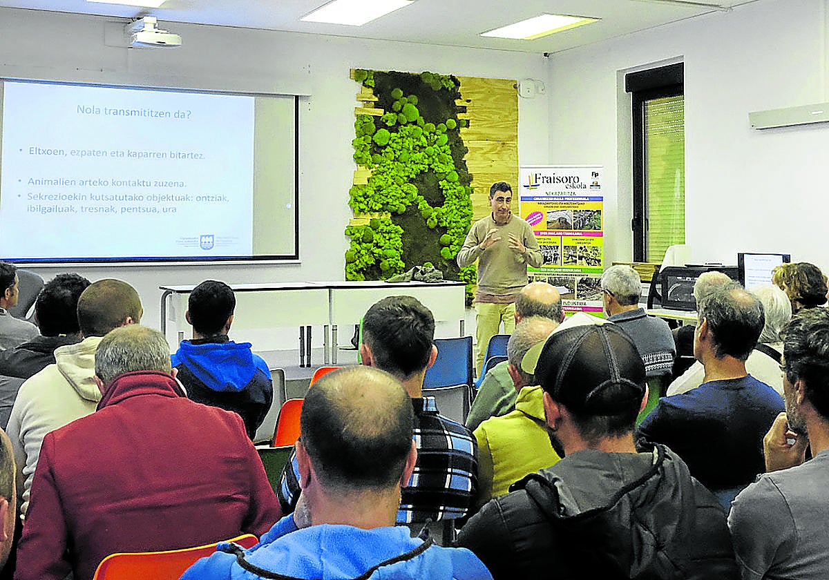 Un agente foral da explicaciones durante la charla informativa ofrecida en Fraisoro Eskola.