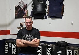 Inaxio Perurena, rodeado de sus grandes piedras y chalecos en su gimnasio de Leitza.