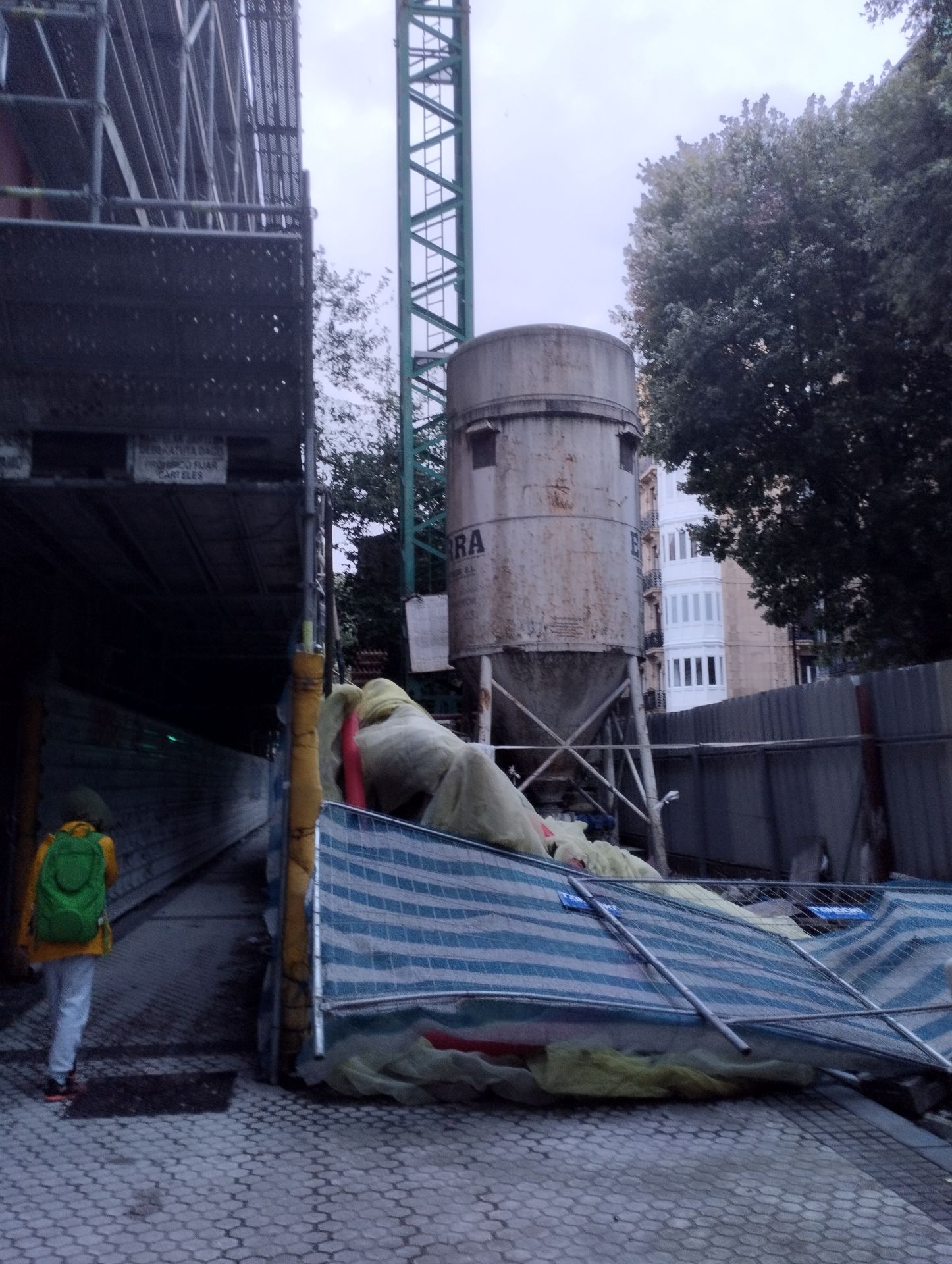 Las vallas de protección de una de las obras del Centro también se han caído por el azote de la borrasca 'Benjamín'. 