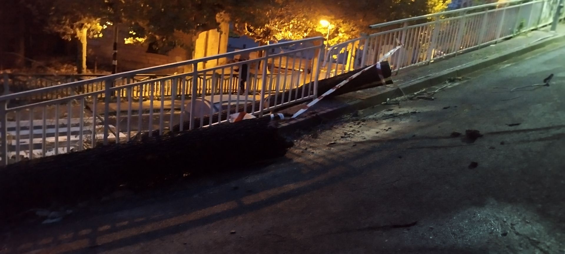 Una barandilla rota por la caída de un árbol en San Sebastián. 