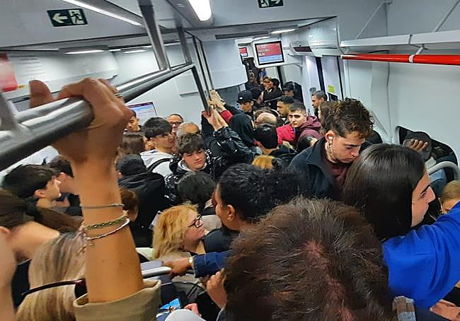 Vagones llenos en el tren de Tolosa a Donostia esta mañana