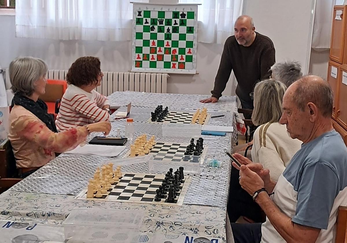 Una de las clases de ajedrez puesta en marcha en el Club de Trintxerpe.