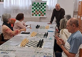 Una de las clases de ajedrez puesta en marcha en el Club de Trintxerpe.