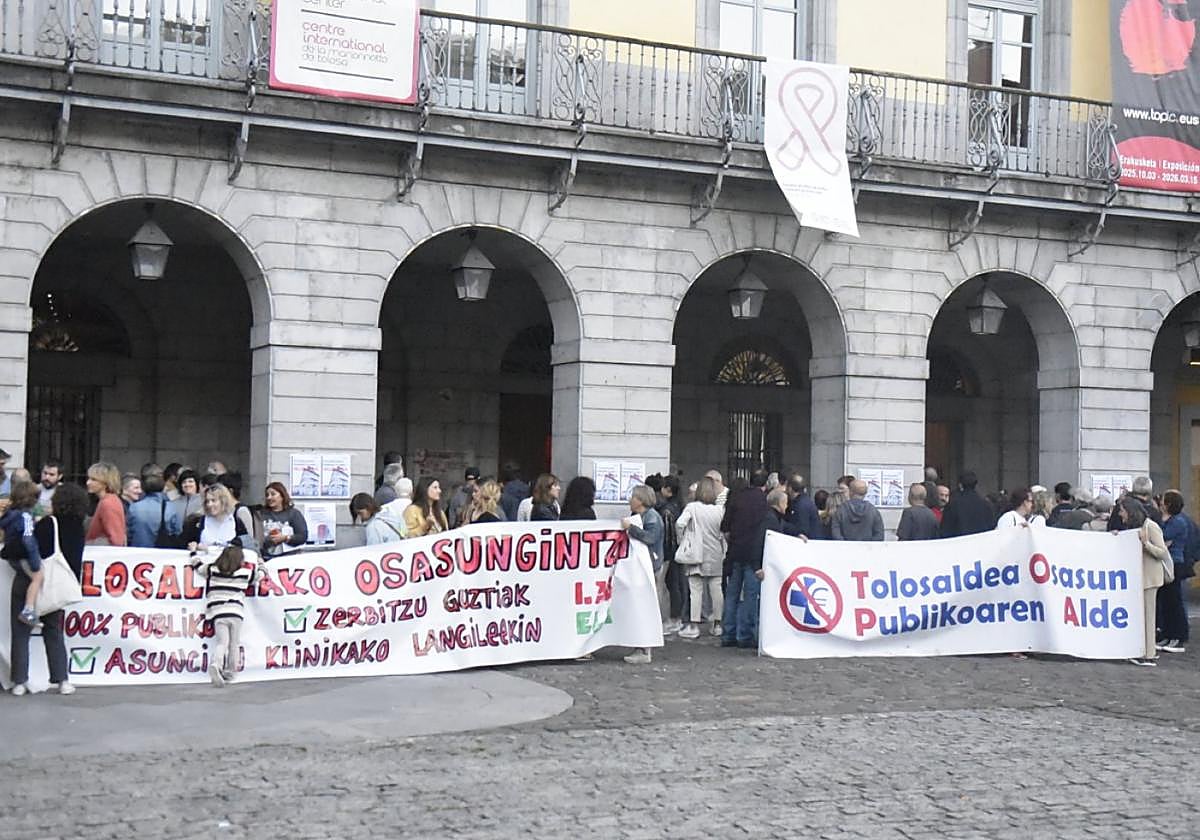 Concentración de la plataforma Topa durante la reciente visita del consejero de Salud a Tolosa.