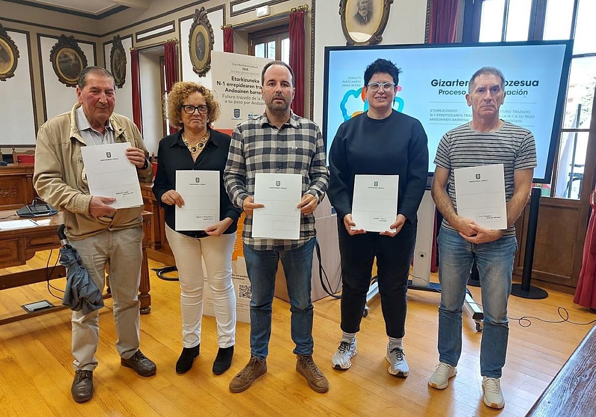 Carlos Sanz, Beatriz Amondarain, Andoni Álvarez, Garazi Kamio y Luis Escudero en el ayuntamiento.