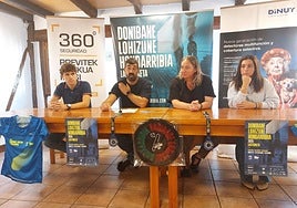Javier Vitoria, Ibai Argote, la concejal Lupe Queiruga y Amaia Asurmendi, en la presentación.