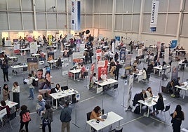 Cada empresa contaba con su propio puesto para realizar entrevistas y recoger curriculums.