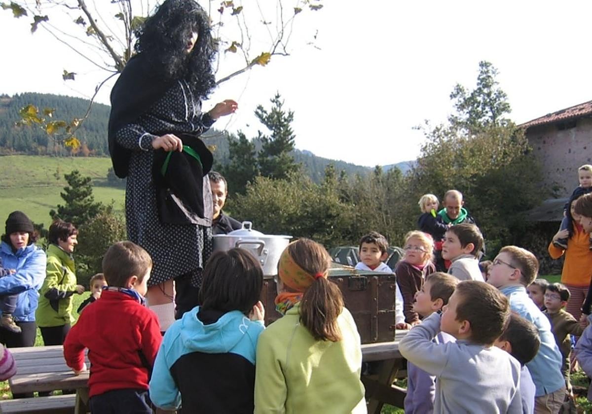 Alumnos de Basabeazpi en una de las fotos de la exposición.
