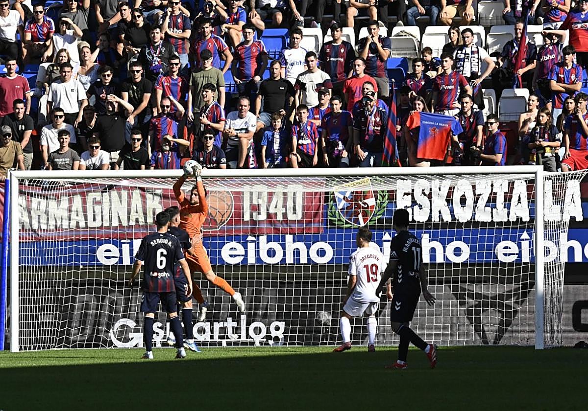 El Eibar regresa a Ipurua, donde se mantiene invicto, para recibir al Leganés mañana con la intención de volver a ganar un mes después.