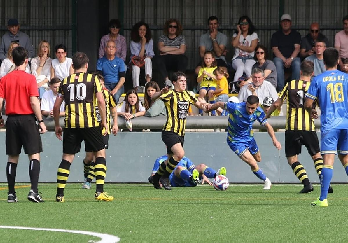 Jugadores del Amaikak Bat y del Urola pugnan por un balón en un partido disputado en Errotazar.