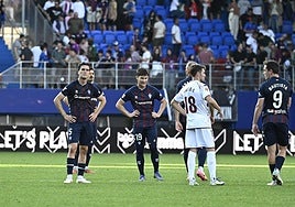 Los jugadores armeros, cabizbajos tras el empate ante el Castellón.