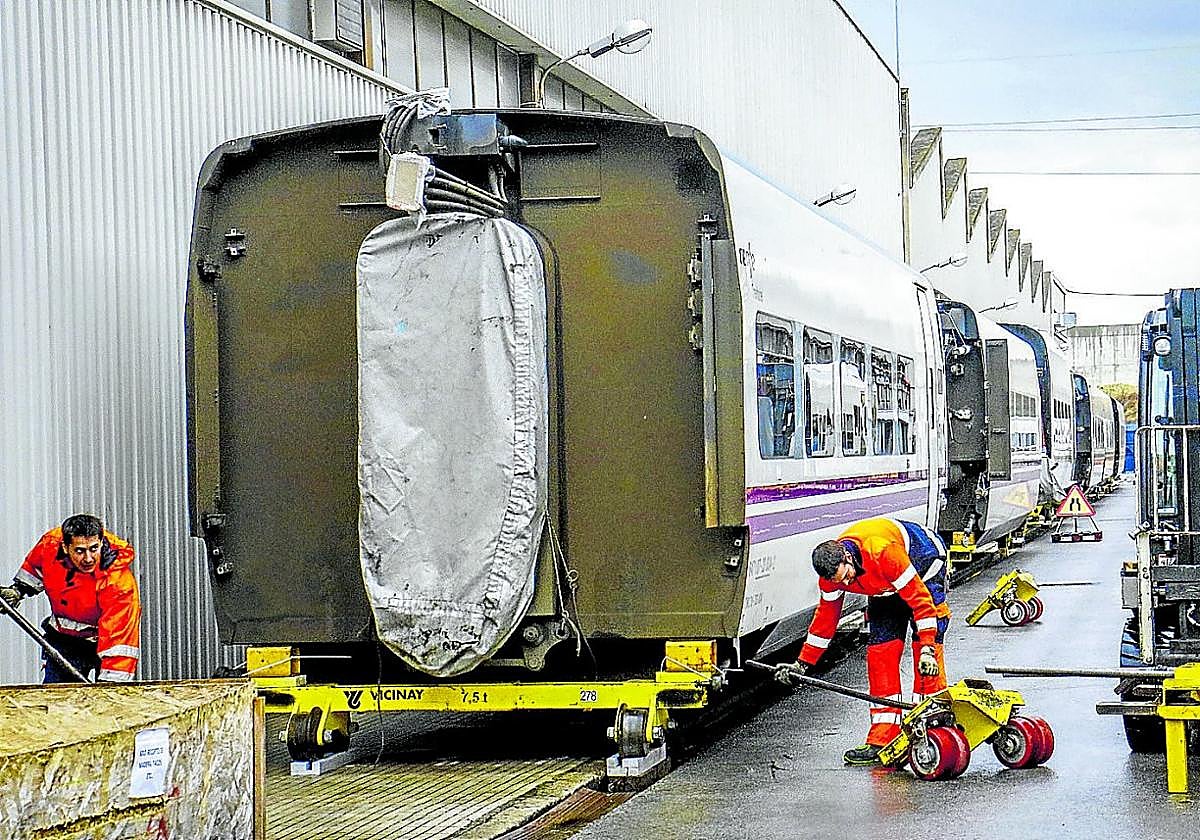 Trabajadores operando en las instalaciones de Talgo en Rivabellosa.