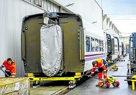 Trabajadores operando en las instalaciones de Talgo en Rivabellosa.