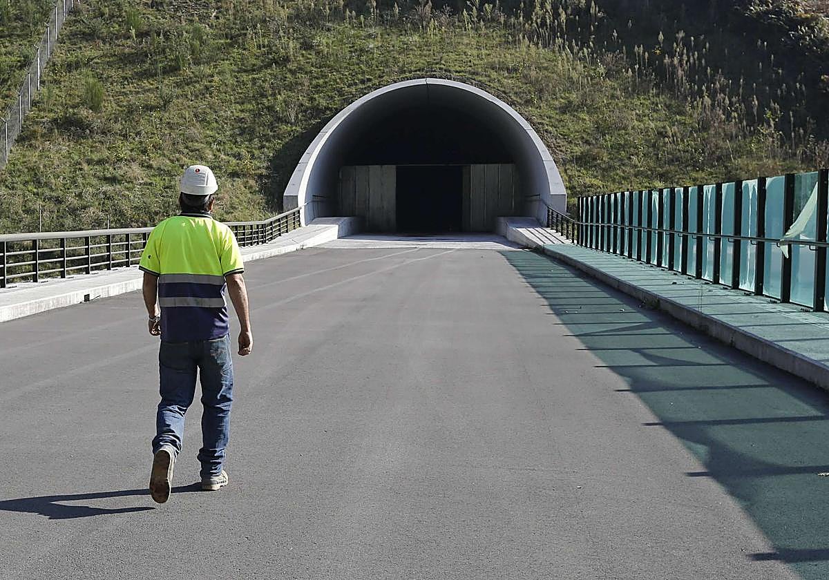 Un operario camina por la plataforma del TAV entre Beasain y Ezkio-Itsaso.