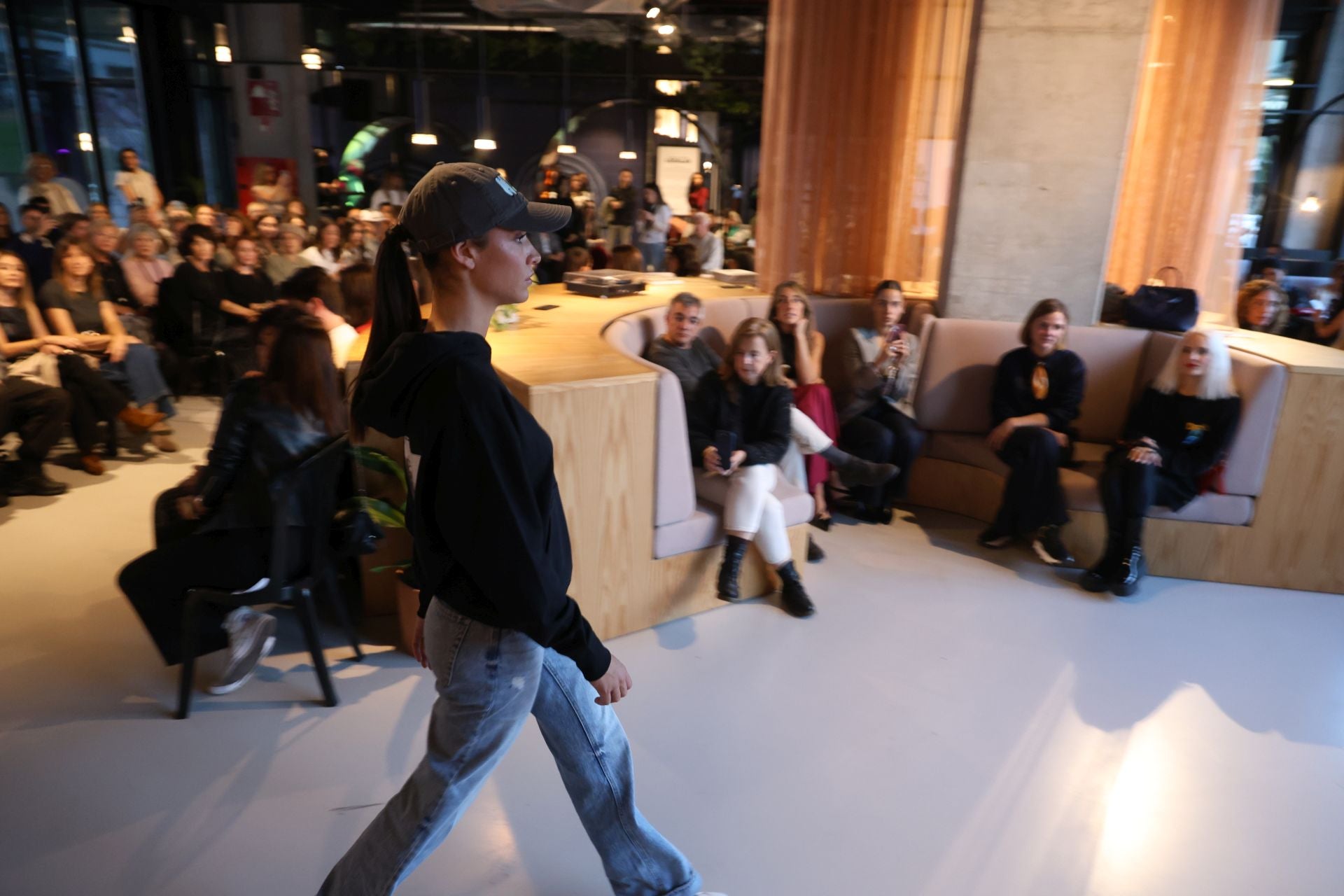 Una veintena de comercios y marcas donostiarras presenta sus propuestas en The Social Hub