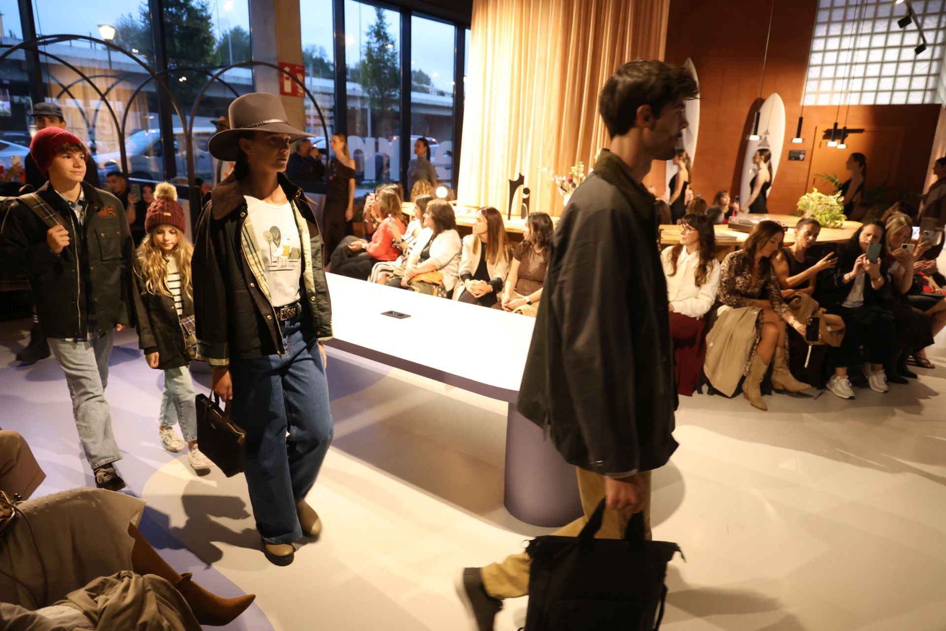 Una veintena de comercios y marcas donostiarras presenta sus propuestas en The Social Hub