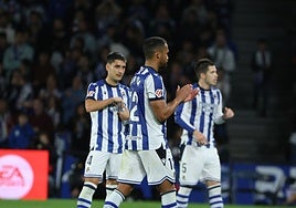 Yangel Herrera abandona el terreno de juego ovacionado por el público.