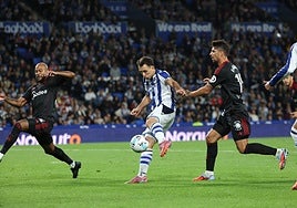 Oyarzabal golpea el balón en el 2-1.