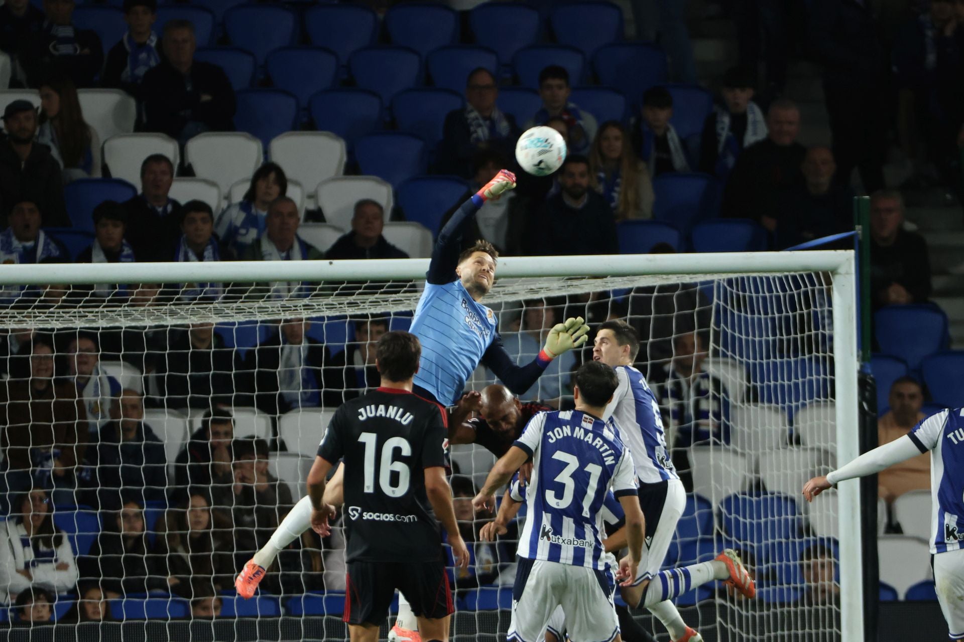 Remiro despeja de puños en una de las últimas jugadas del Sevilla.