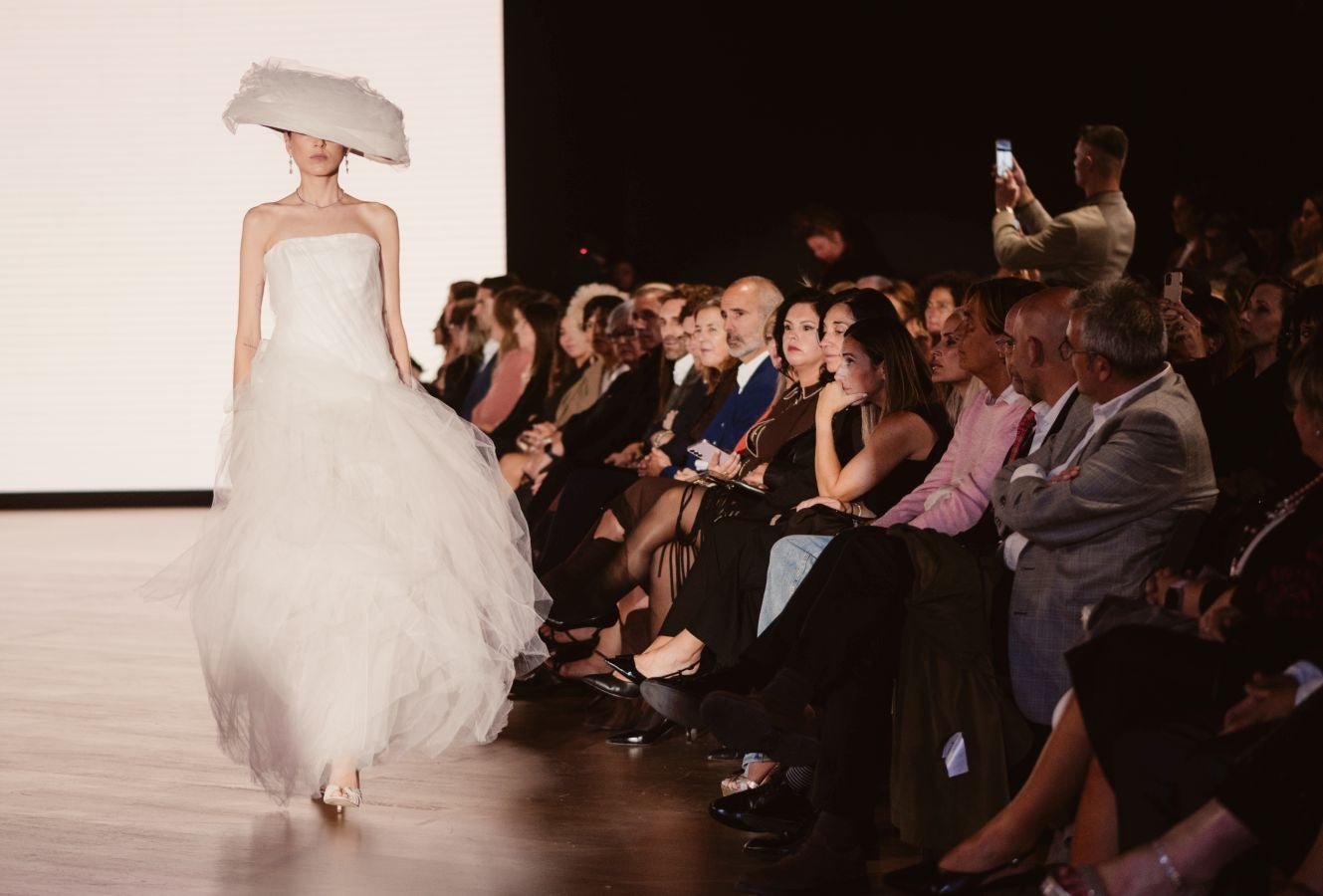 Arquitectura y poesía en el desfile de CLARO Couture