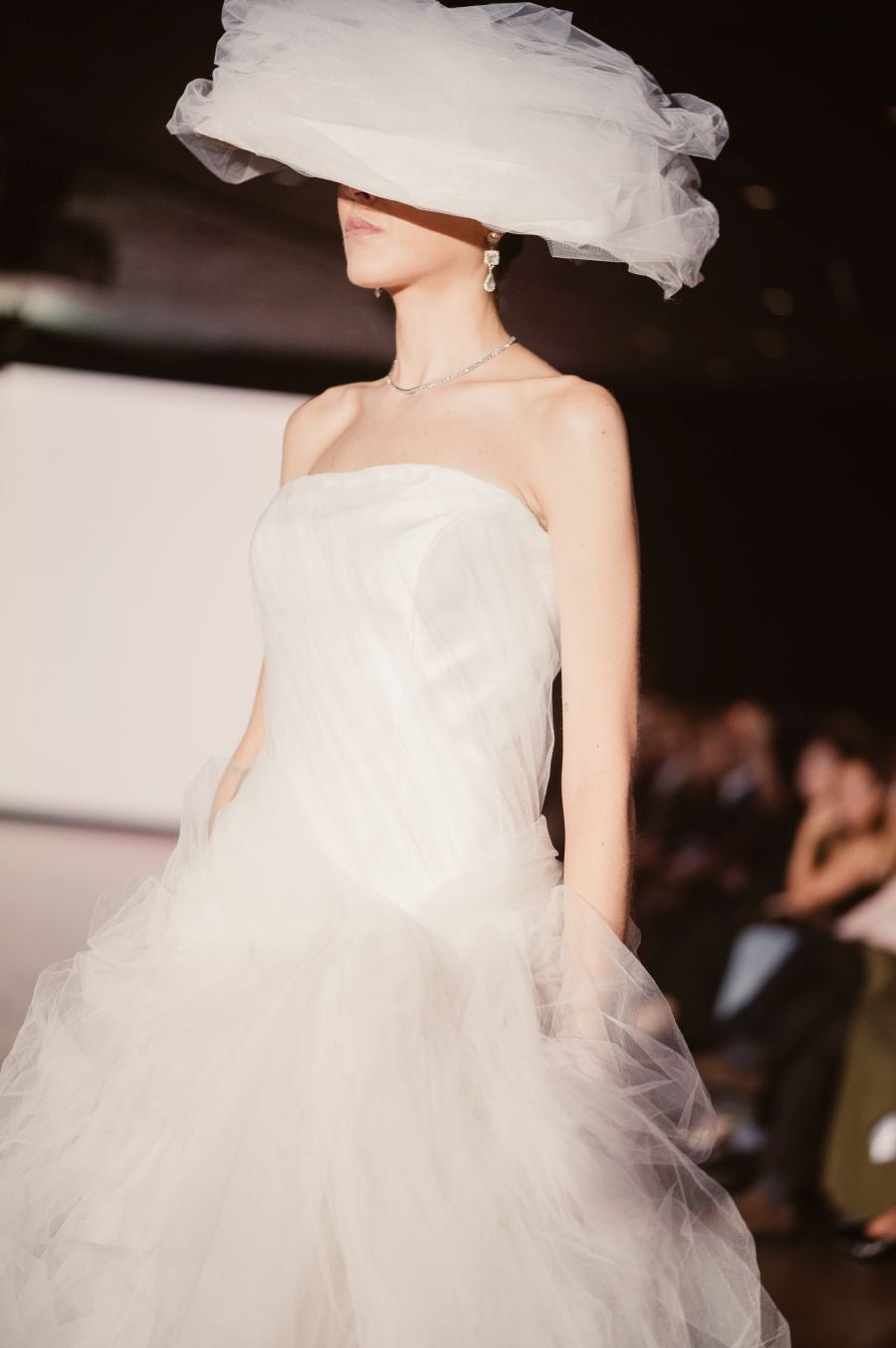 Arquitectura y poesía en el desfile de CLARO Couture