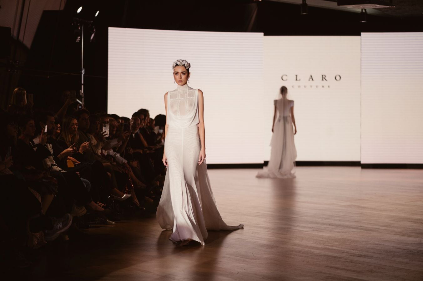 Arquitectura y poesía en el desfile de CLARO Couture