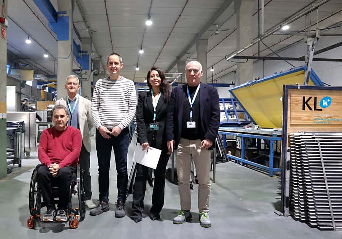 Imagen de la visita realizada este viernes por la mañana a la planta, ubicada en Mugitegi.