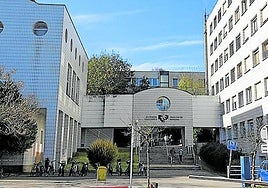 Imagen de la entrada de la Facultad de Derecho de San Sebastián.