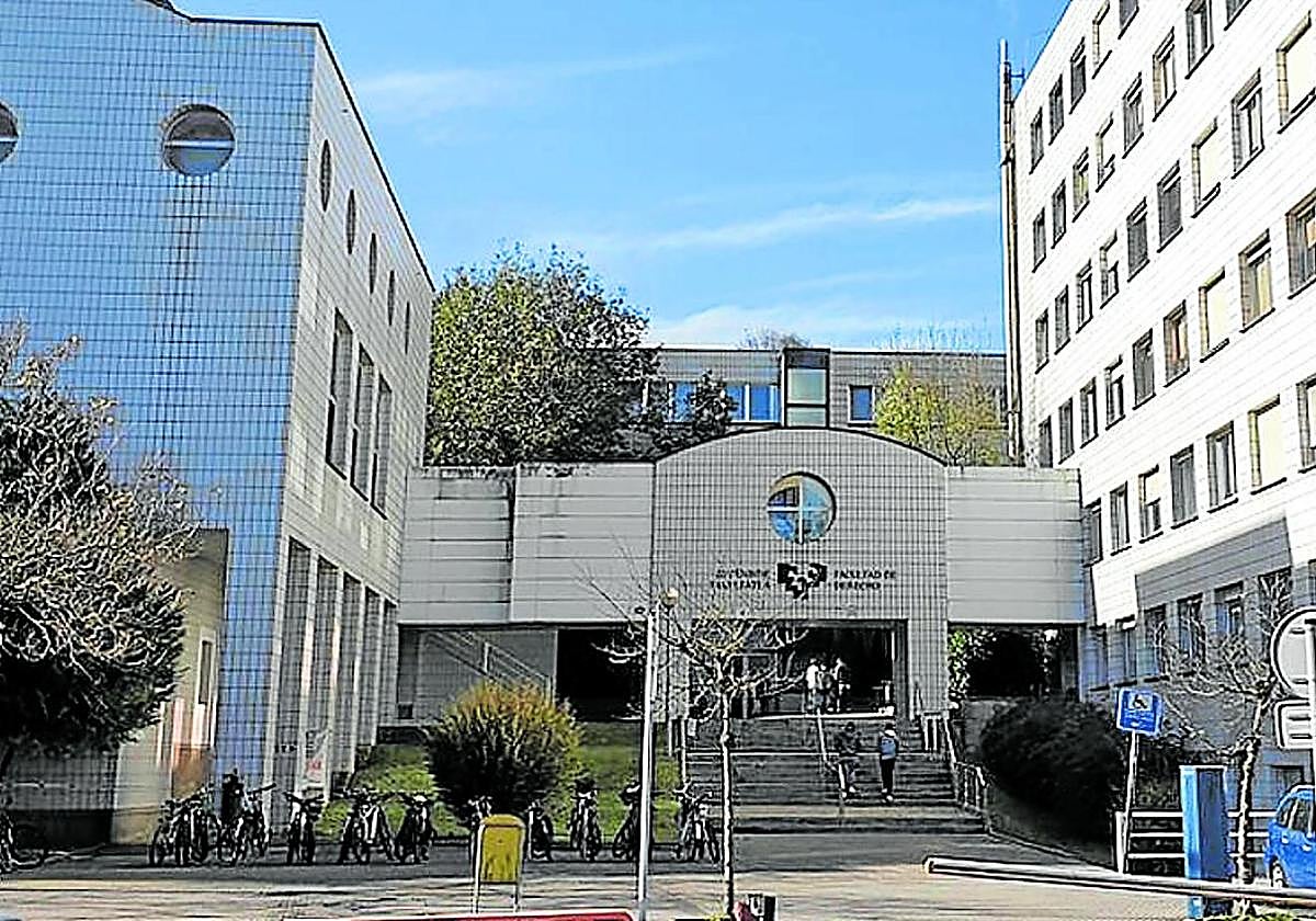 Imagen de la entrada de la Facultad de Derecho de San Sebastián.