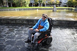 Eleder Lacuesta pasea por la Plaza Sert de Donostia.