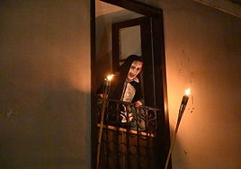 Los sustos llegarán desde todos los ángulos, también desde los balcones.