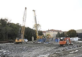Obras en la zona del Infierno, donde Etxegintza construirá 135 VPO y 23 alojamientos dotacionales.
