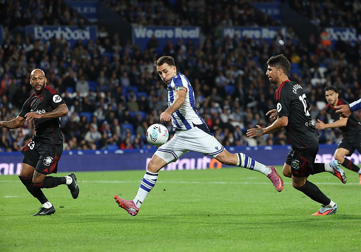Mikel Oyarzabal remata en la acción que supuso el 2-1, el segundo gol de la noche del capitán.