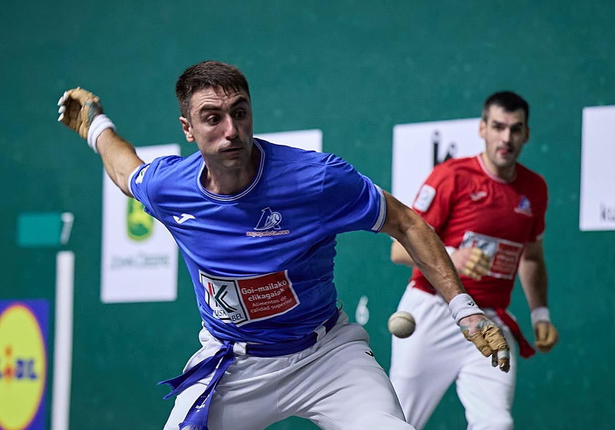 Peio Etxeberria se dispone a rematar ante la mirada de Ezkurdia.