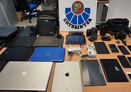 DIspositivos que la Ertzaintza ha recuperado en los registros a los domicilios de miembros de la organización criminal desarticulada