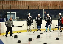 Tito Marcelino da instrucciones a sus jugadores.