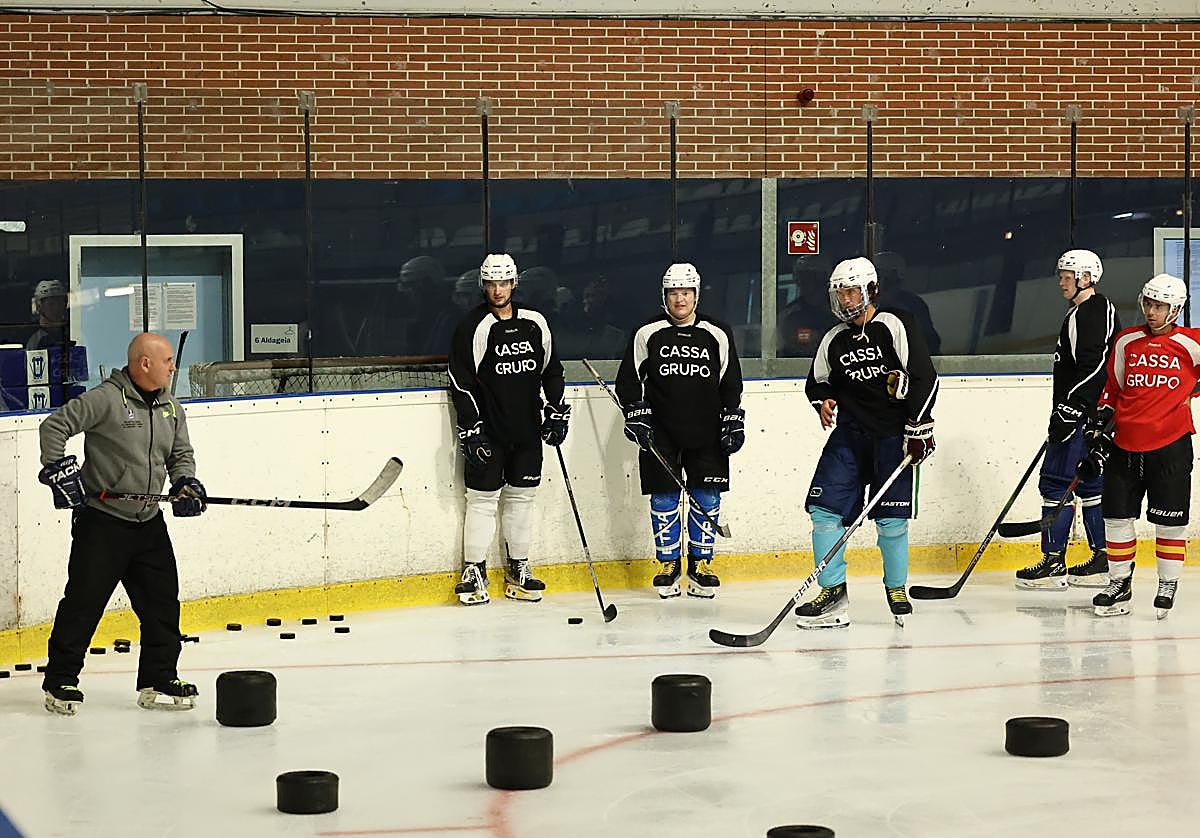 Tito Marcelino da instrucciones a sus jugadores.