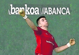 El oiartzuarra Oihan Etxeberria conecta una volea de derecha ayer en Soraluze.