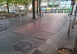 Un tramo de la calzada hundido ante Azkuene, 32.