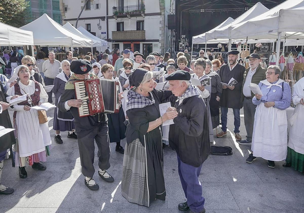 El coro Xumela fue uno de los grupos que ambientó las Euskal Jaiak con un kalejira musical.