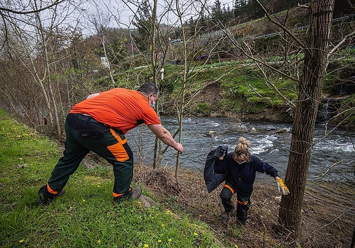 La extracción de la basura de los cauces fluviales será una de las tareas de los peones forestales.