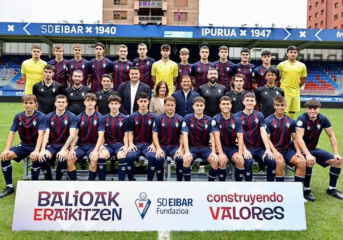 Foto oficial del Eibar C, que recibe al Leioa mañana al mediodía.